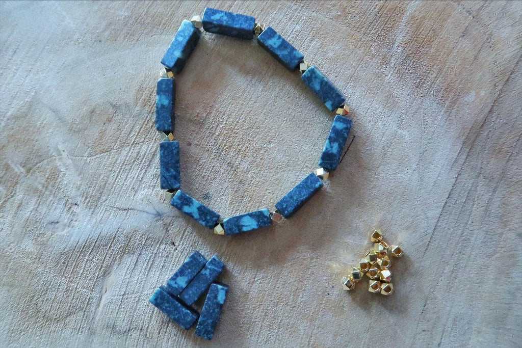 Créer un bracelet avec du fil élastique