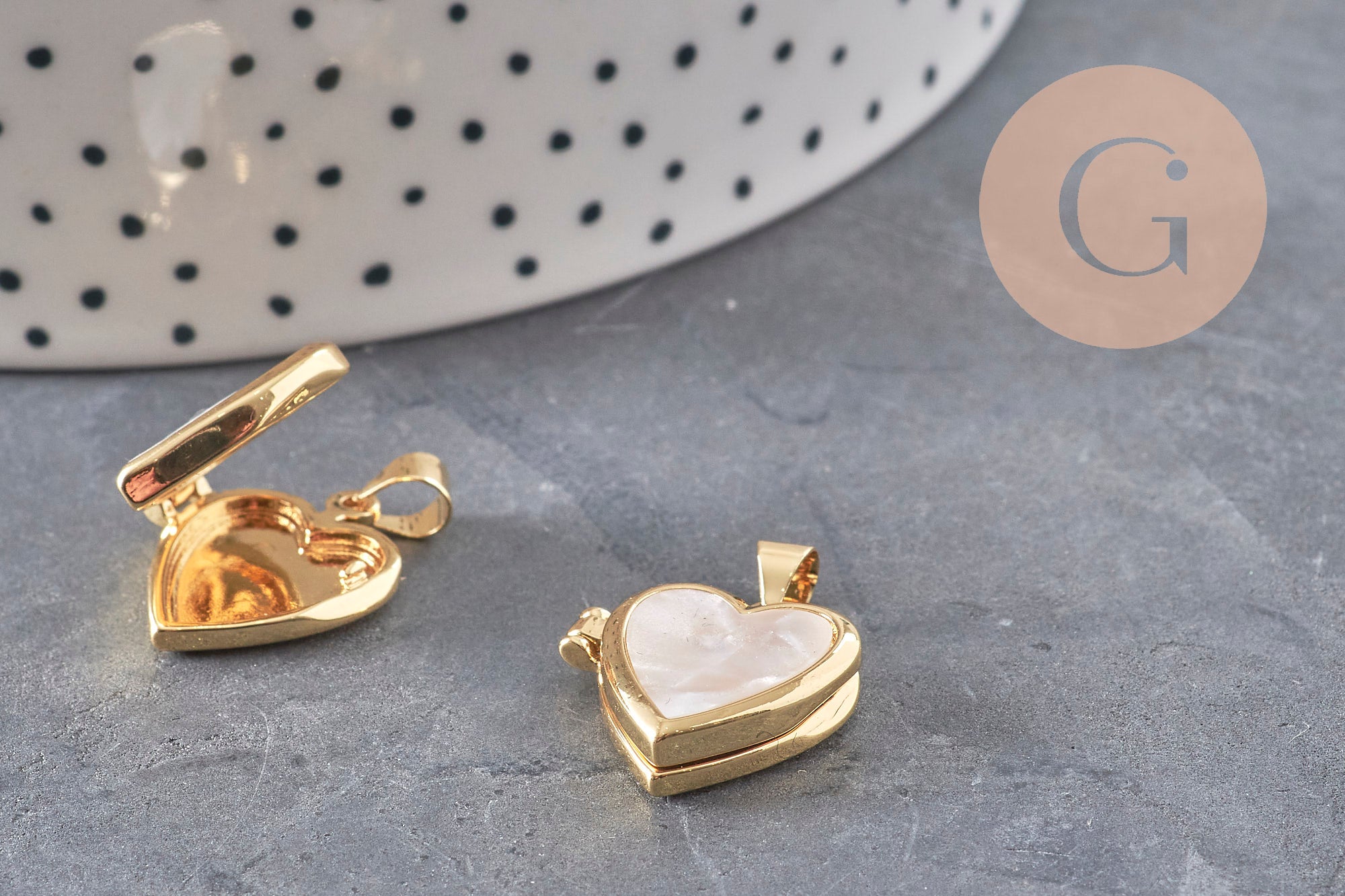 Pendentif locket rond laiton doré 18K coeur nacre naturelle 18.5mm, x1 (G11136)
