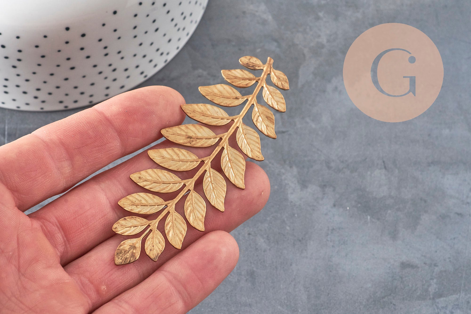 Raw brass laurel leaf stamping 90mm, x1 (G10165)