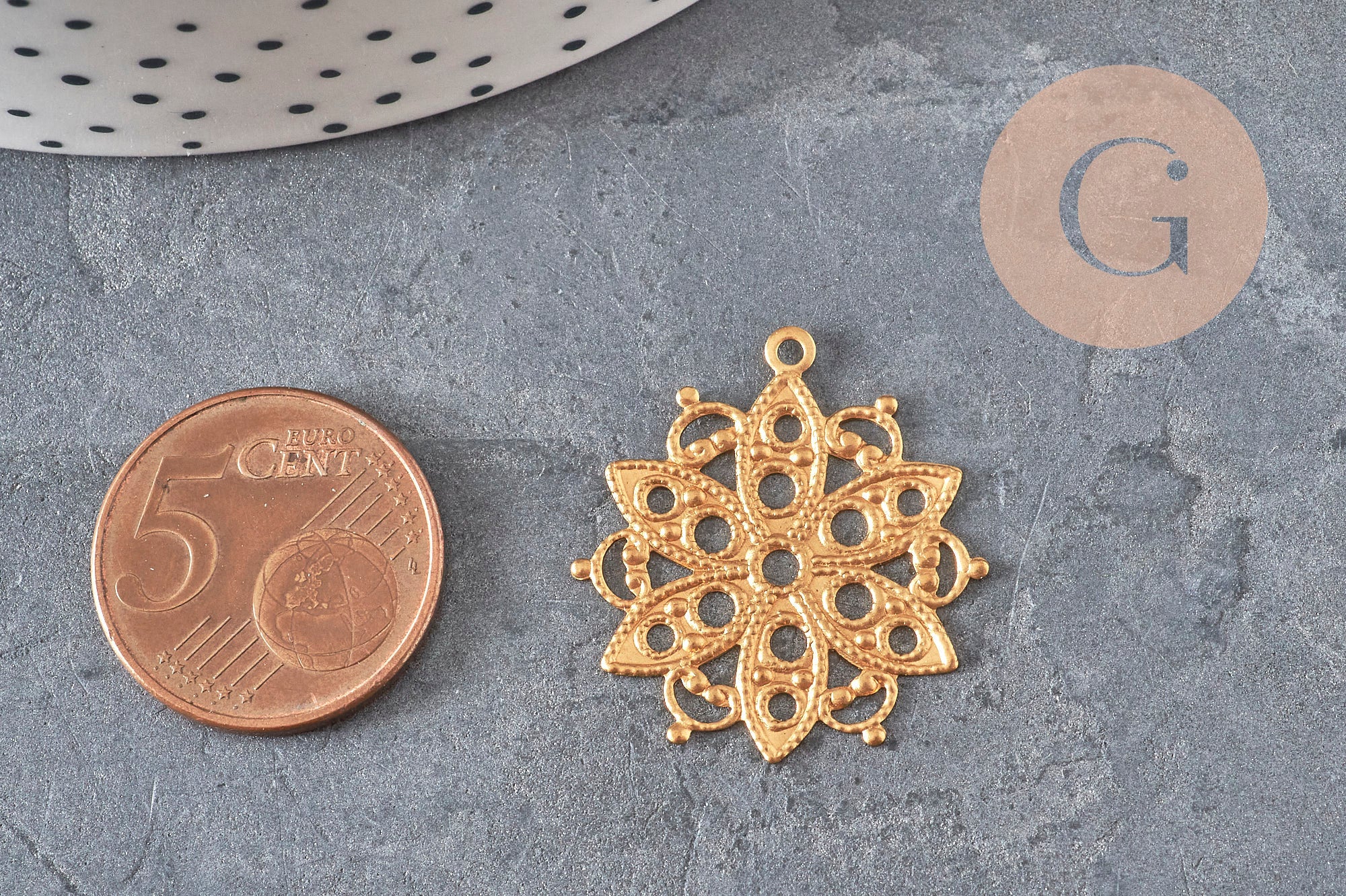 Raw brass round rosette stamped pendant 26mm, x2 (G10166)