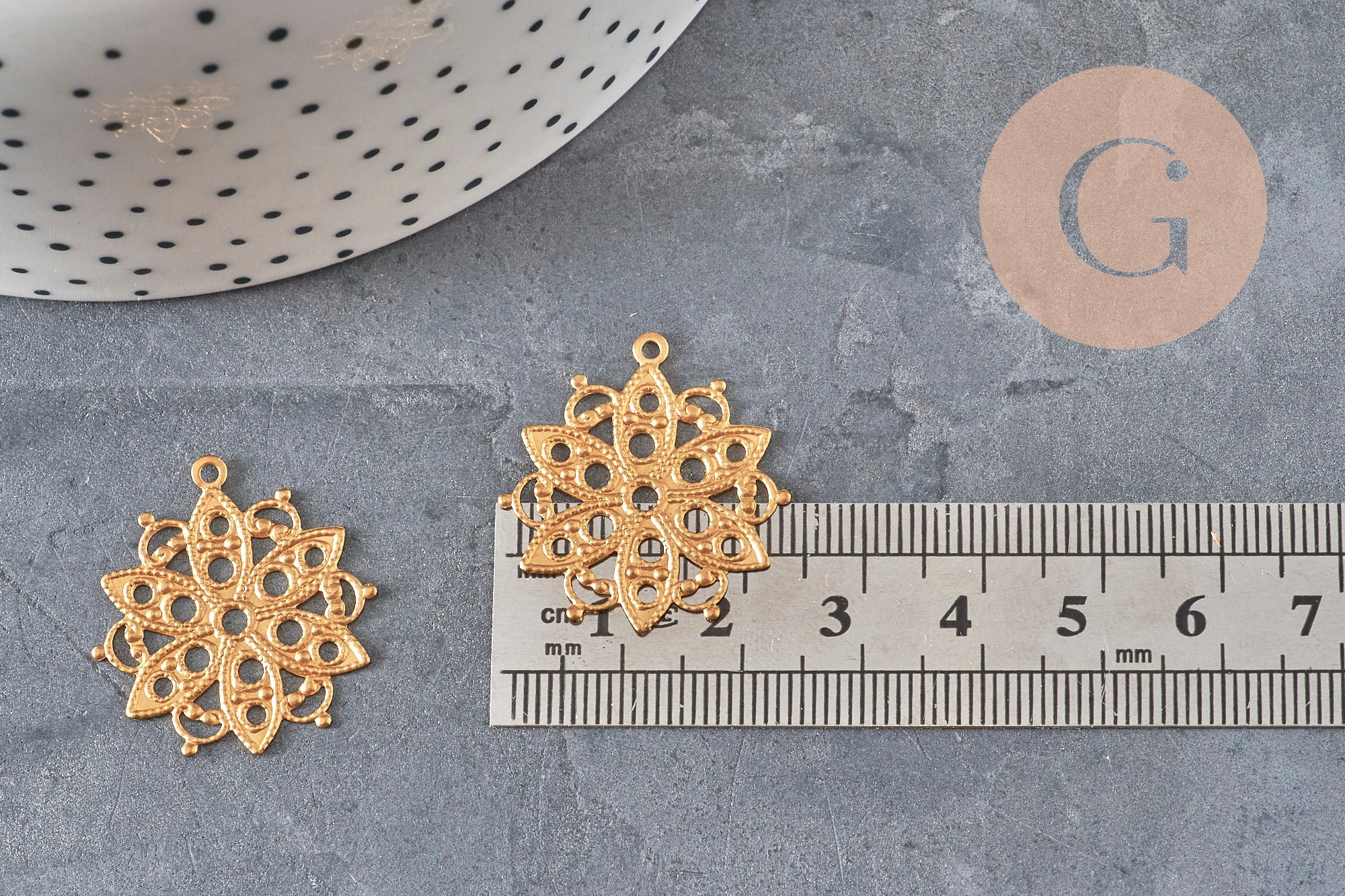 Raw brass round rosette stamped pendant 26mm, x2 (G10166)