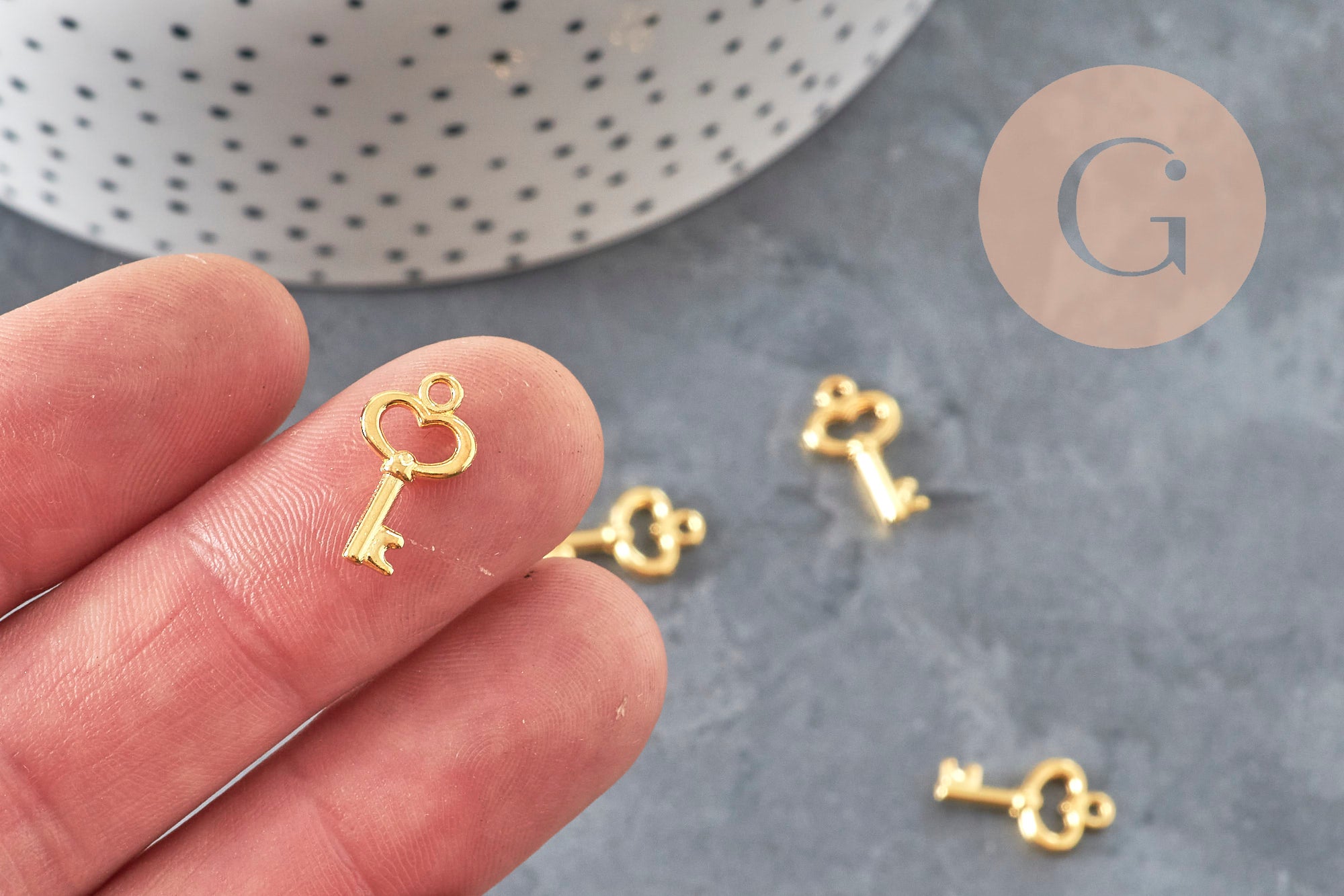 Dijes de llave de zamac dorado 15.5mm, x10 VÁLIDO