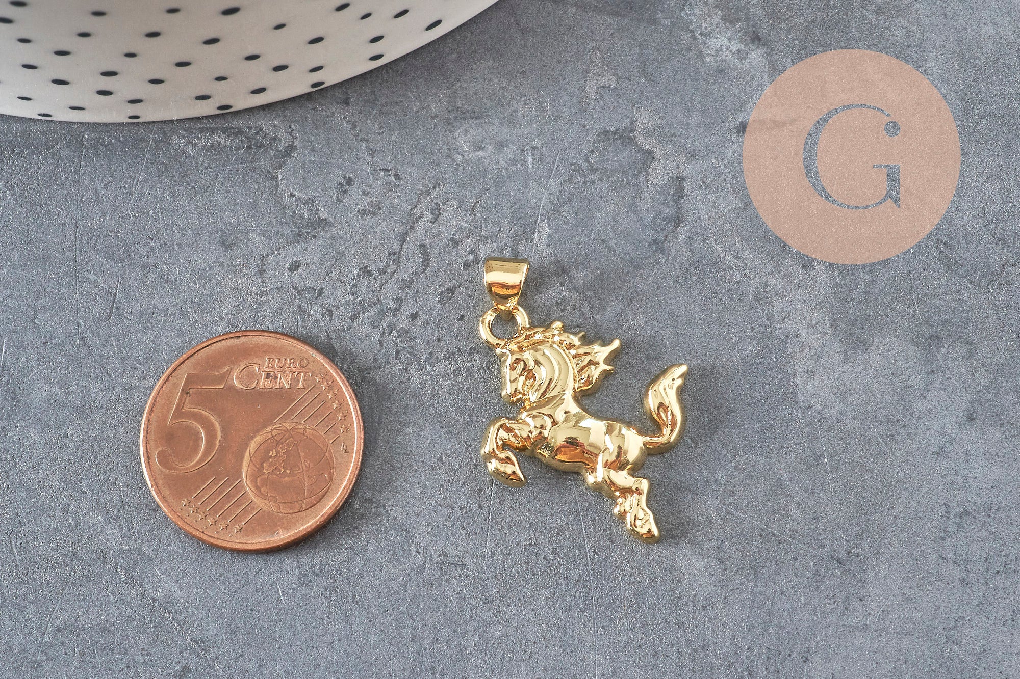 Dije caballo encabritado dorado 18k 22mm, x1 VÁLIDO