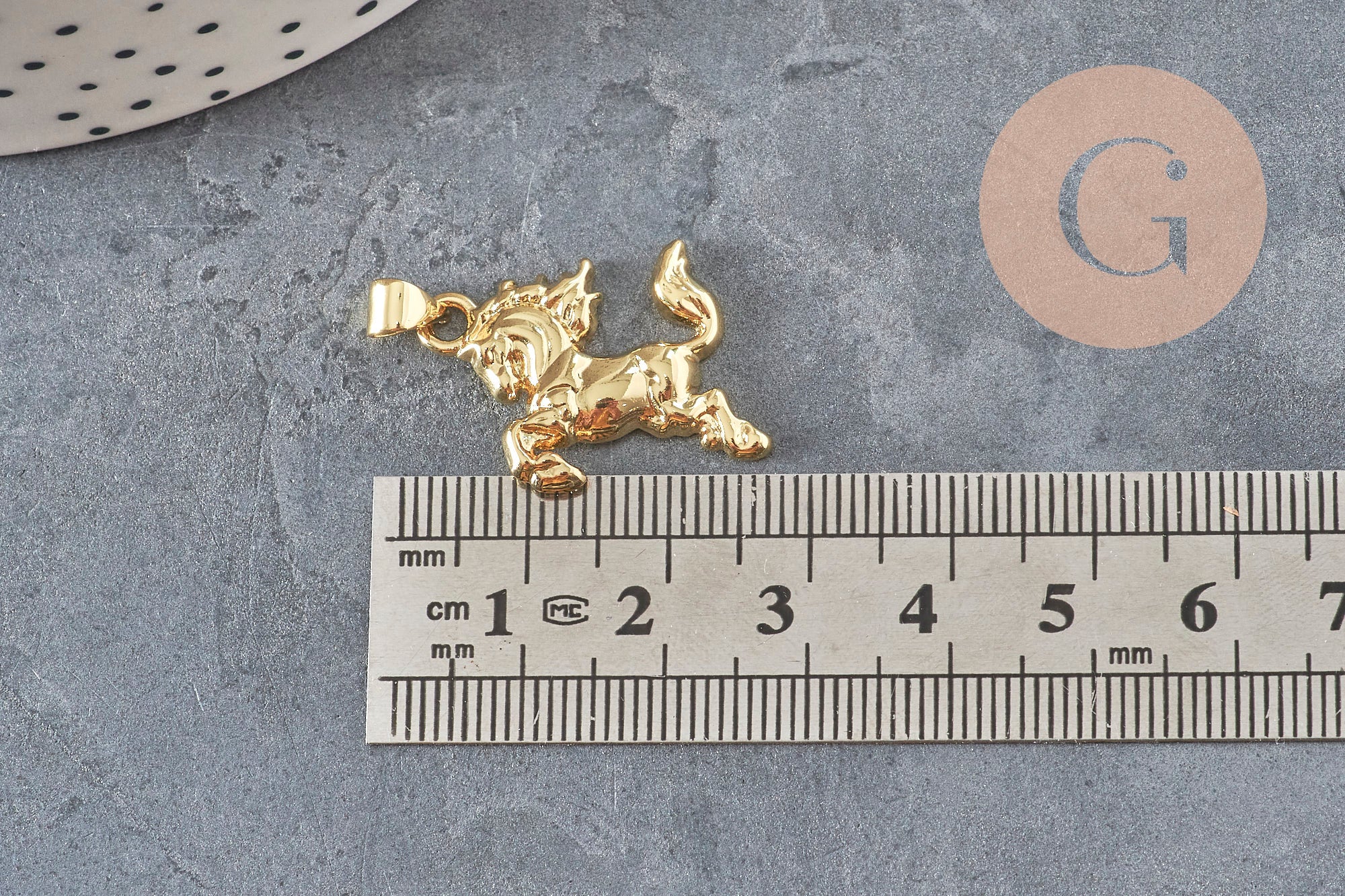 Dije caballo encabritado dorado 18k 22mm, x1 VÁLIDO