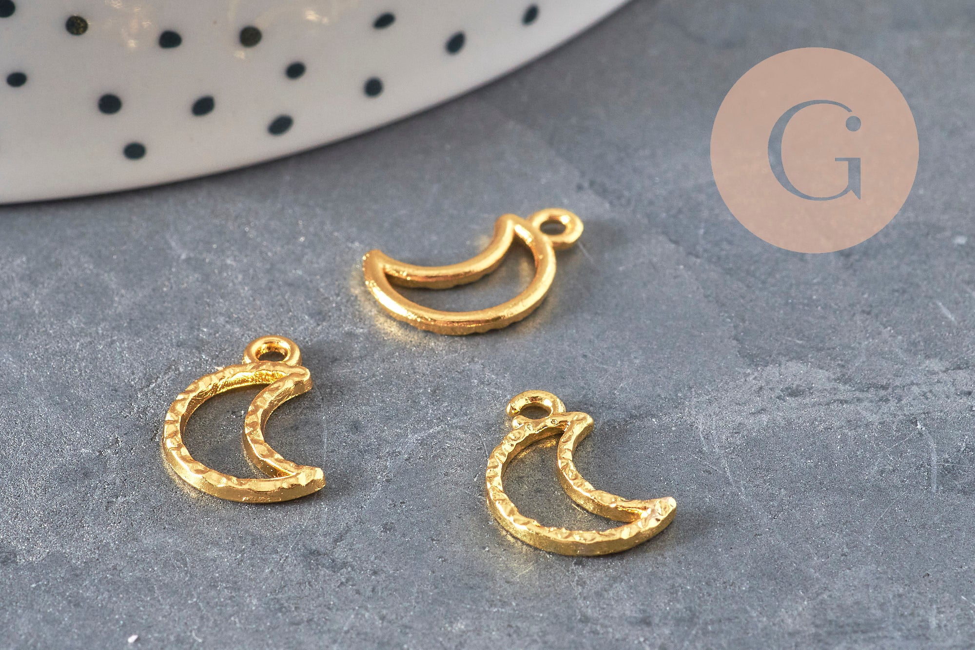 Textured hollow moon charm, gilded zamak 15mm, x5 (G11221)