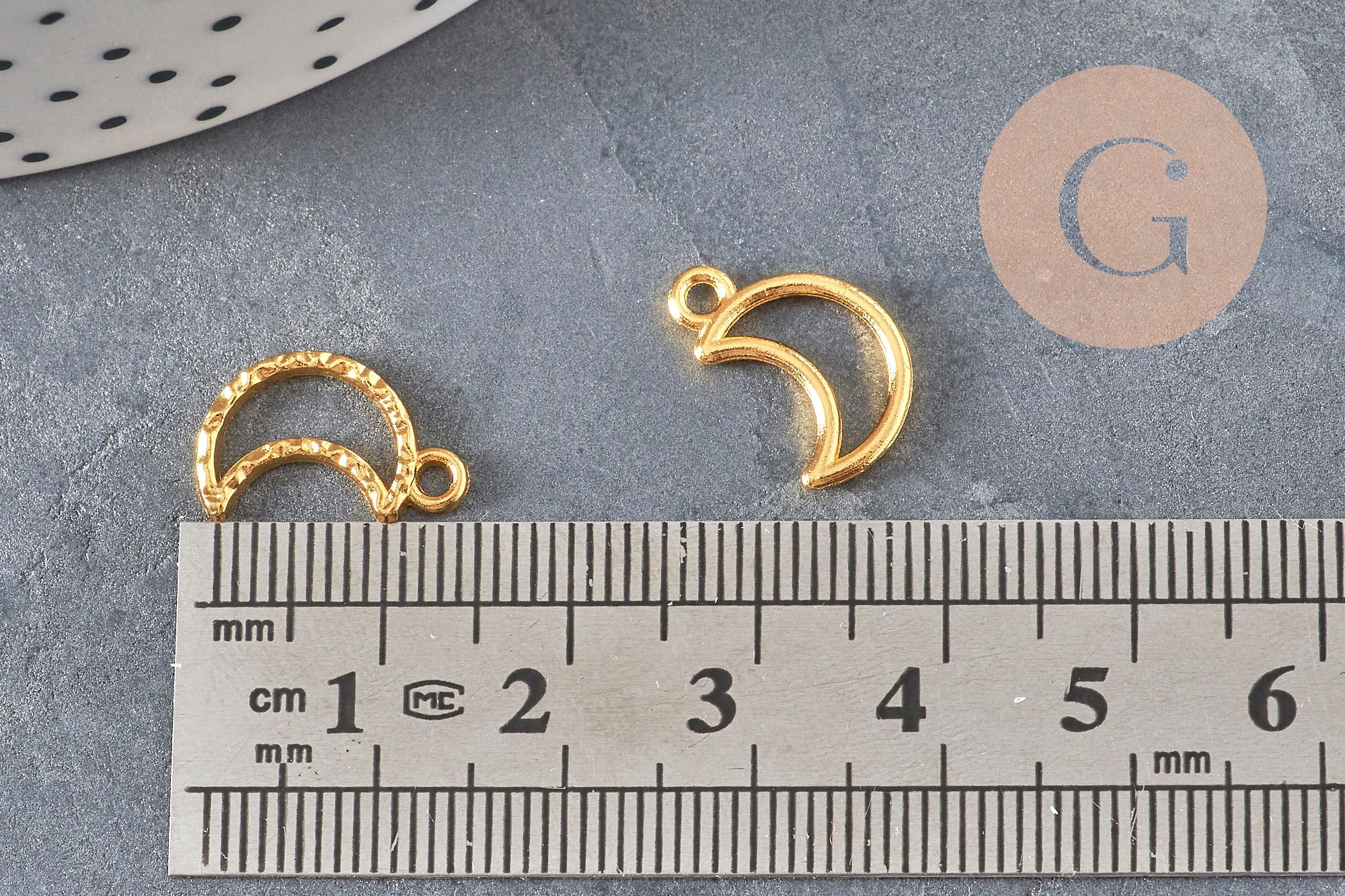 Textured hollow moon charm, gilded zamak 15mm, x5 (G11221)