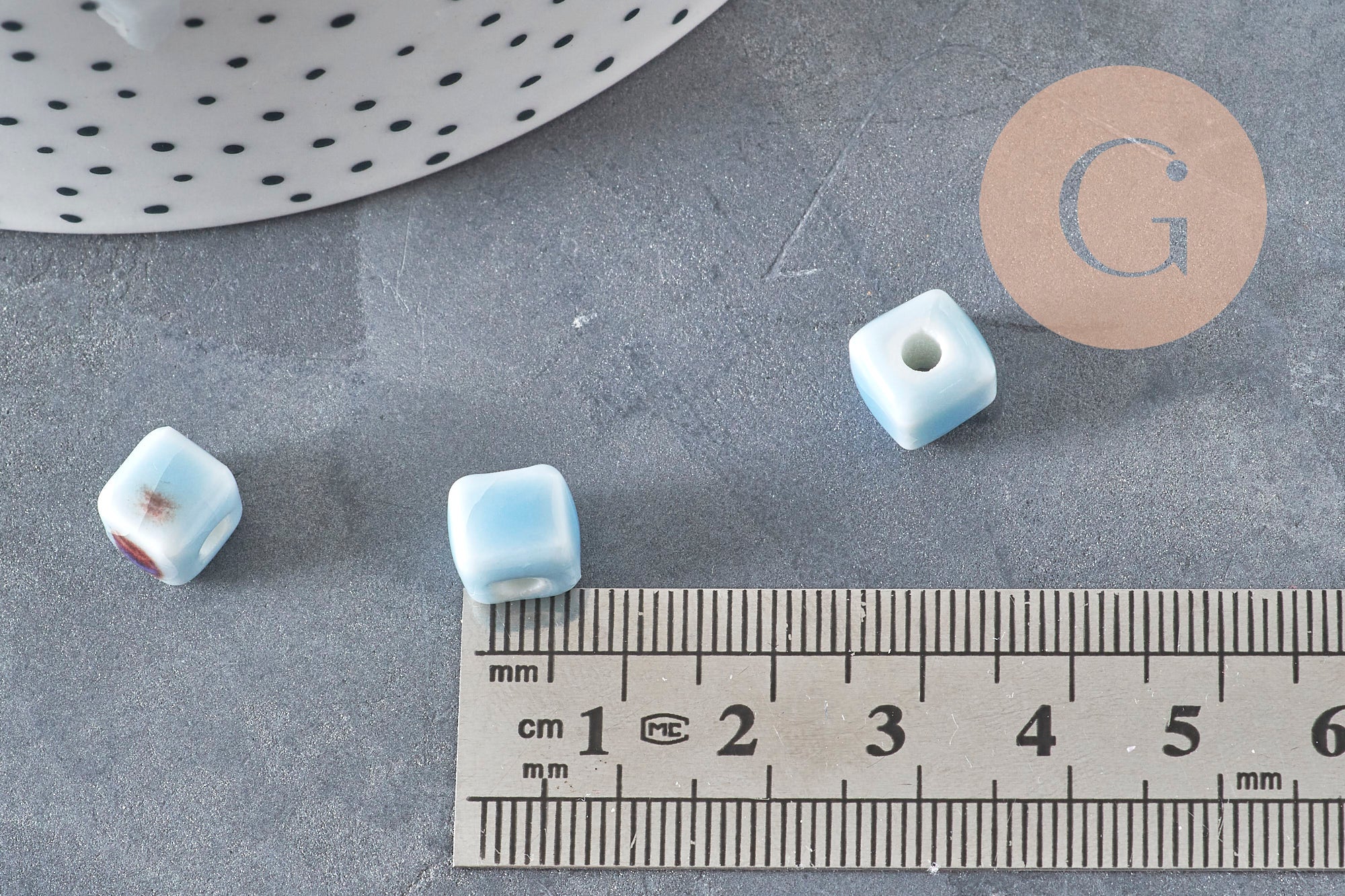 Cuentas cubo de cerámica azul claro 8mm, x5 (G11240)
