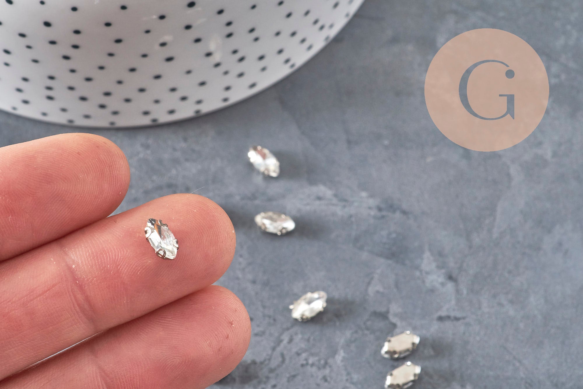 Cabochon navette cristal transparent serti en laiton platine 8x4mm, x10 (G11191)