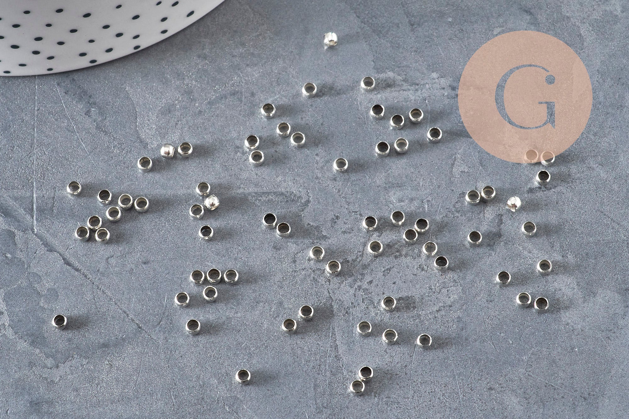 Perlas de aplastar de latón platino 3x2mm, x2 gramos VÁLIDO