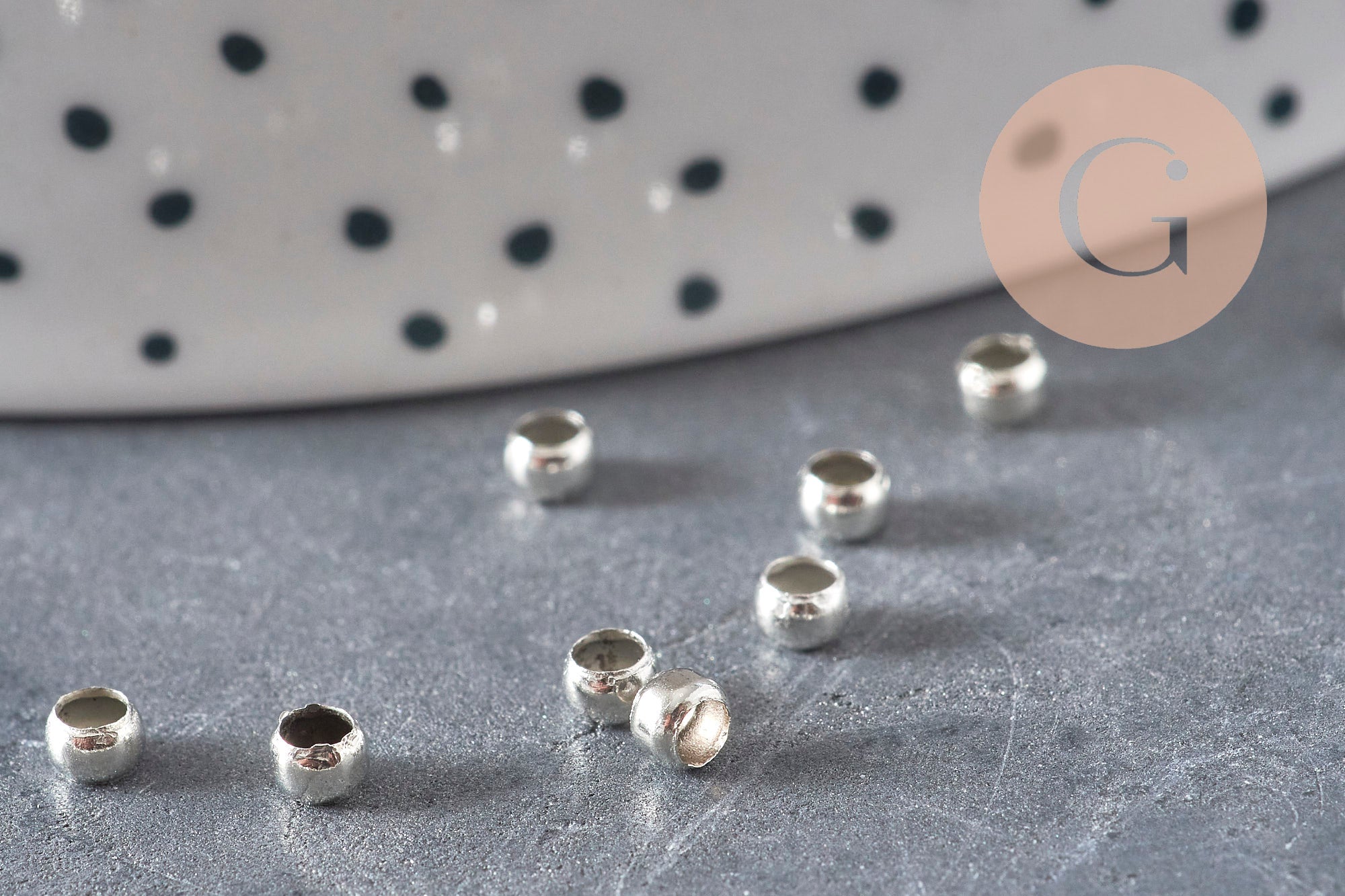 Perlas de aplastar de latón platino 3x2mm, x2 gramos VÁLIDO