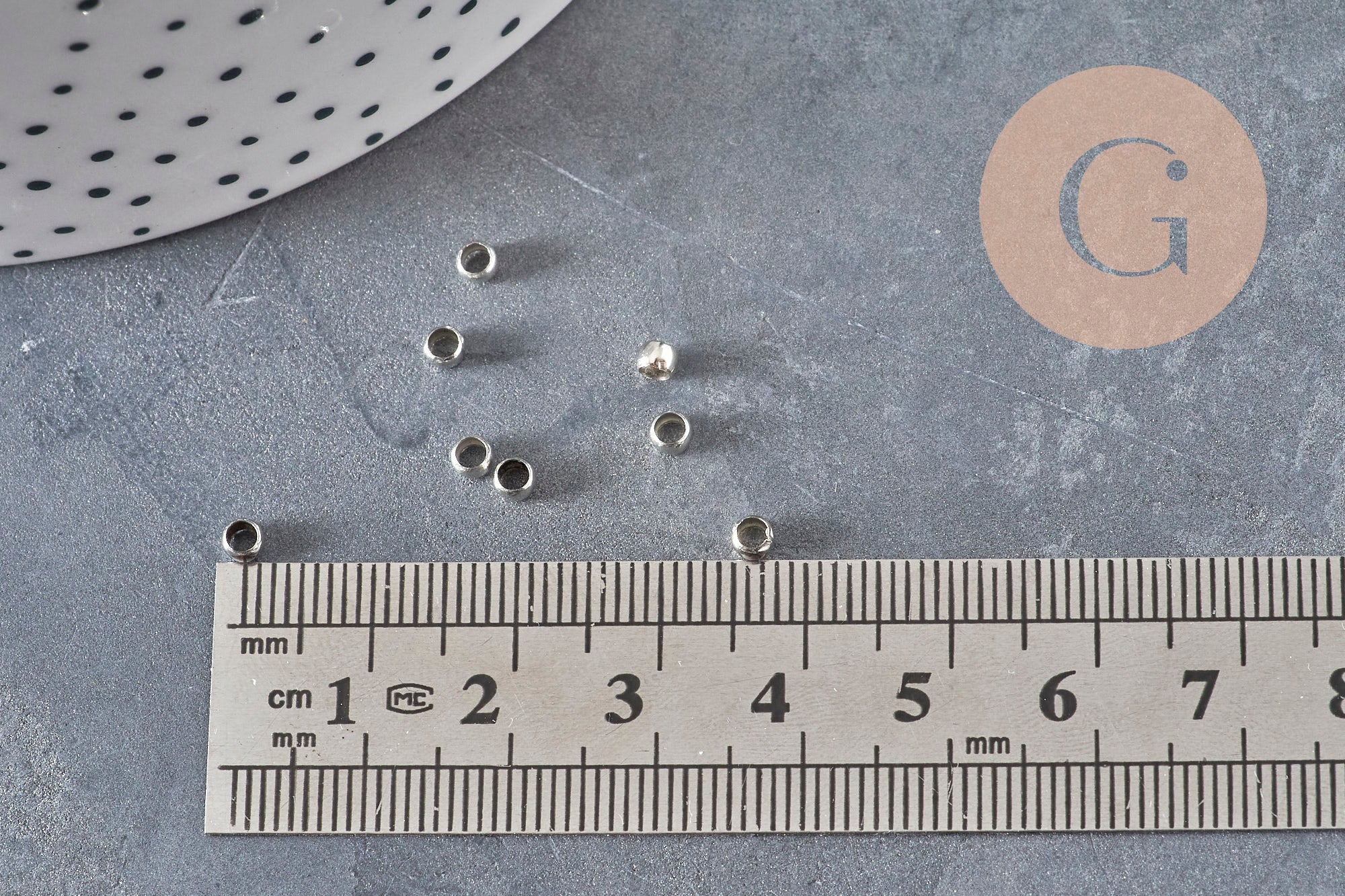 Perlas de aplastar de latón platino 3x2mm, x2 gramos VÁLIDO