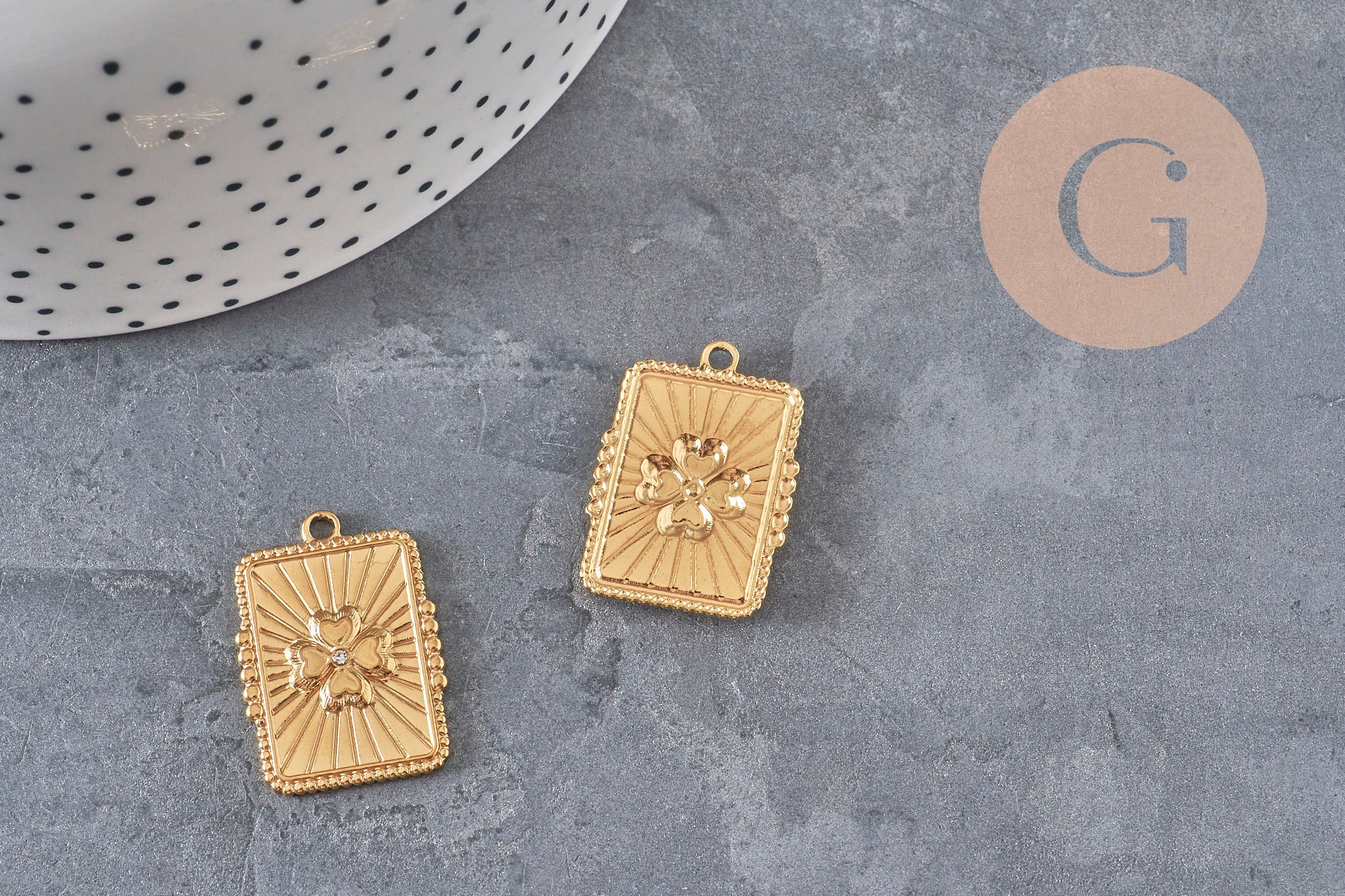 Pendentif rectangle trèfle 4 feuilles acier doré zircon 25mm, x1 (G11276)
