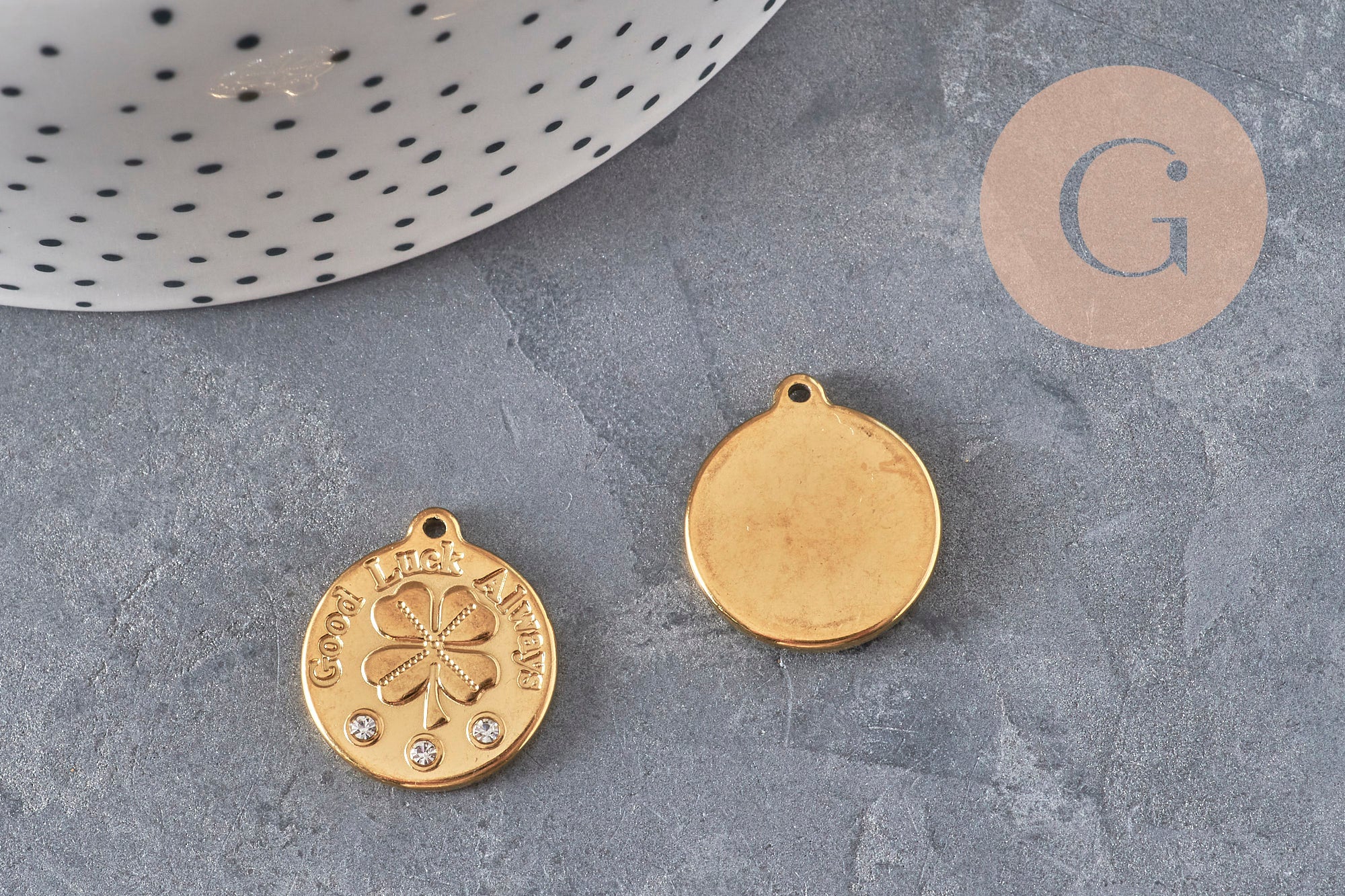 Pendentif médaille trèfle 4 feuilles acier doré zircons 20mm, x1 (G11275)
