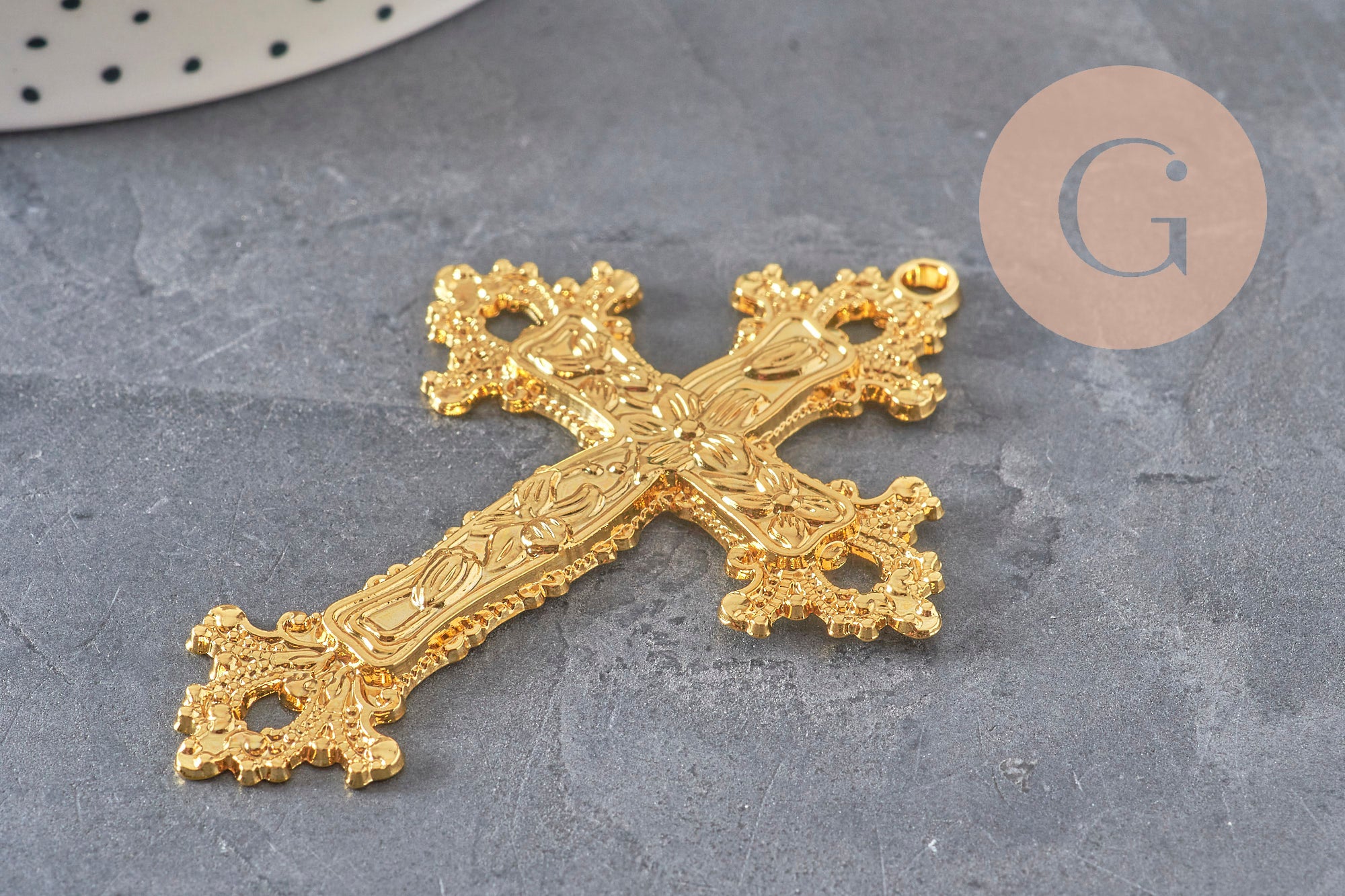 Colgante cruz zamak dorado flores 74mm, x1 VÁLIDO