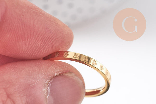 Bague fine alliance gravée coeurs acier inoxydable doré 2mm, x1 (G10497)
