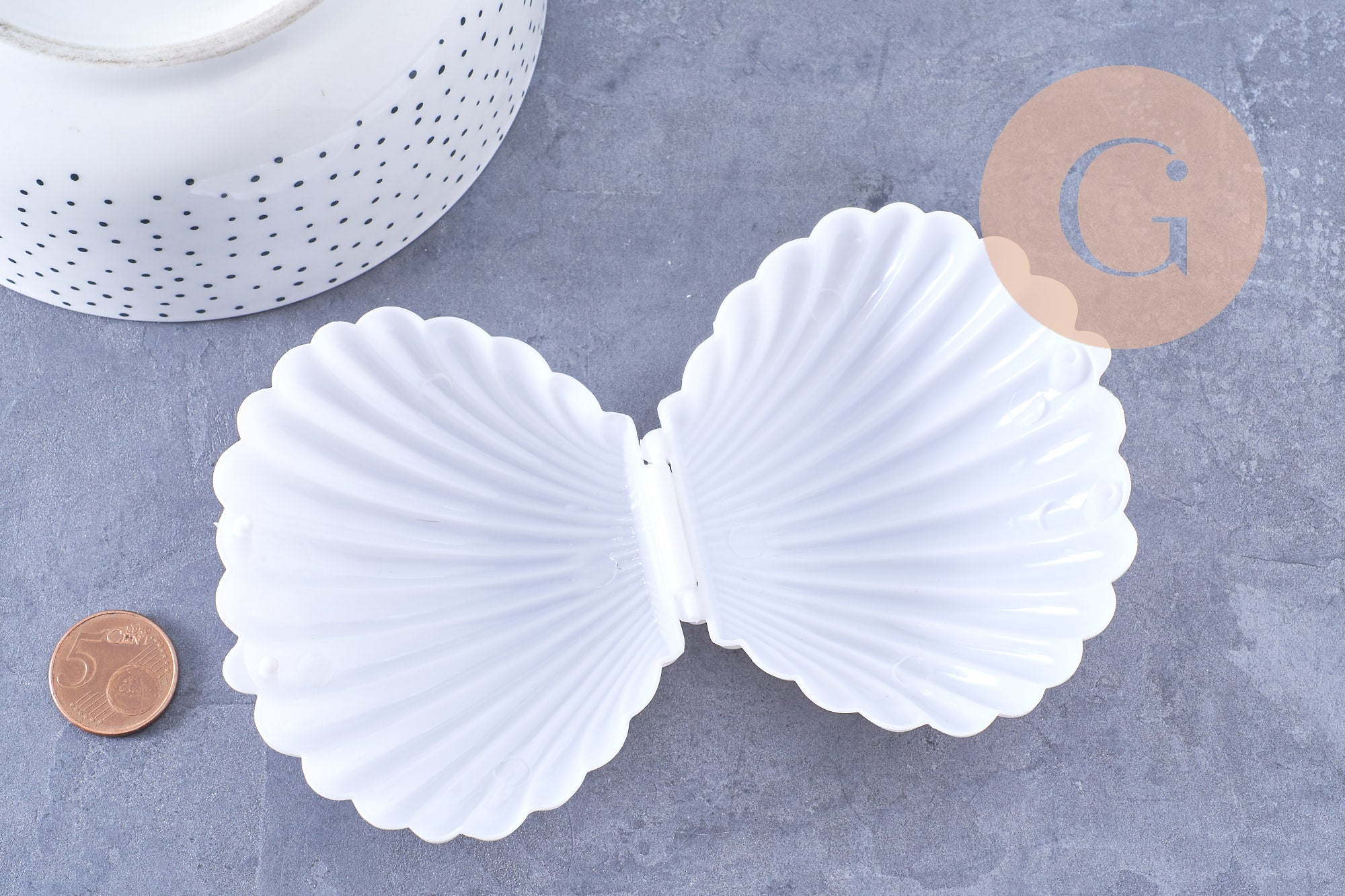 Boite bijou coquillage plastique blanc 9x7.5cm, x1 (G6629)