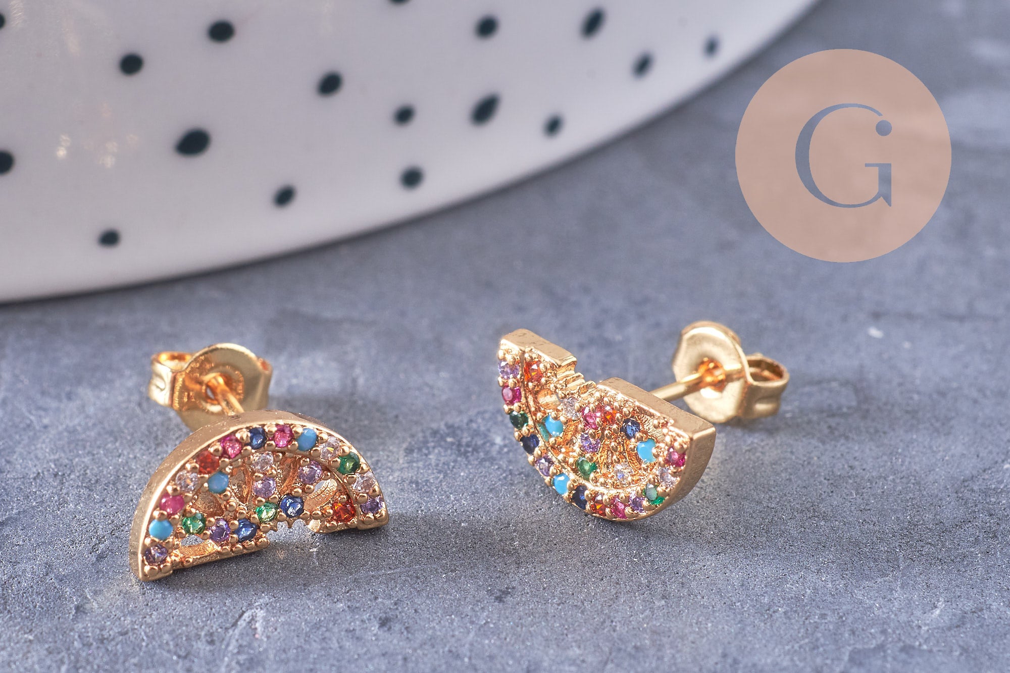 Boucles arc-en-ciel puces laiton doré zircons multicolore 12mm, la paire (G3776)