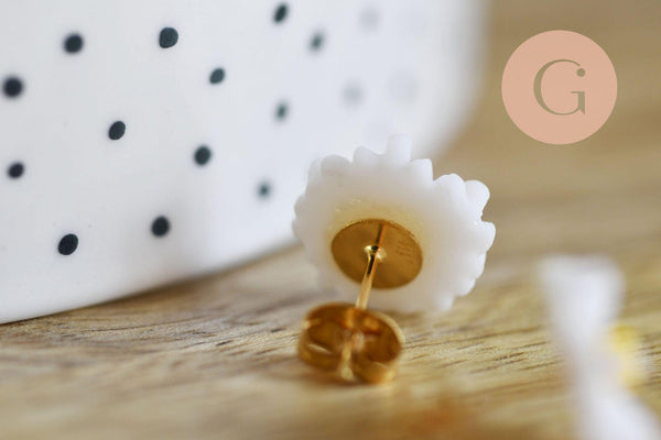 Boucles puces acier doré marguerite blanche résine 13mm, la paire (G7247)