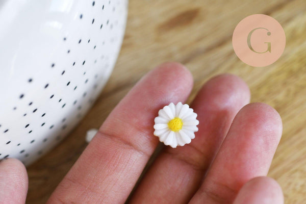 Boucles puces acier doré marguerite blanche résine 13mm, la paire (G7247)