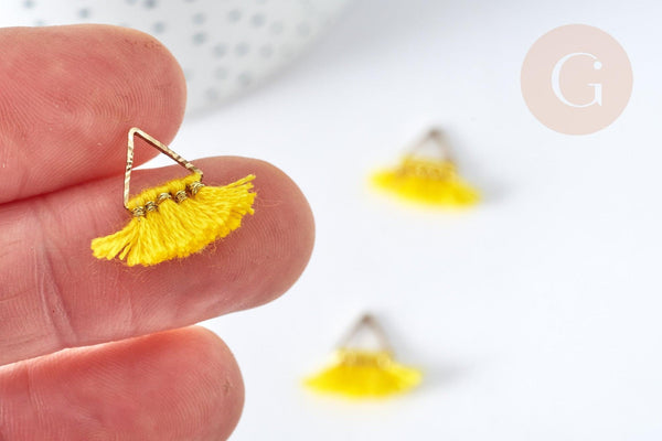 Breloque Pompon jaune polyestère laiton doré 15mm,décoration pompon, pompon boucles,fabrication bijoux bohème, x1 (G8215)