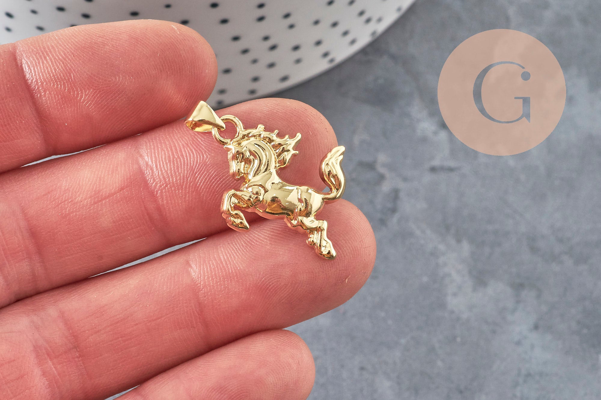 Colgante caballo encabritado dorado 18k 22mm, x1 (G11255)