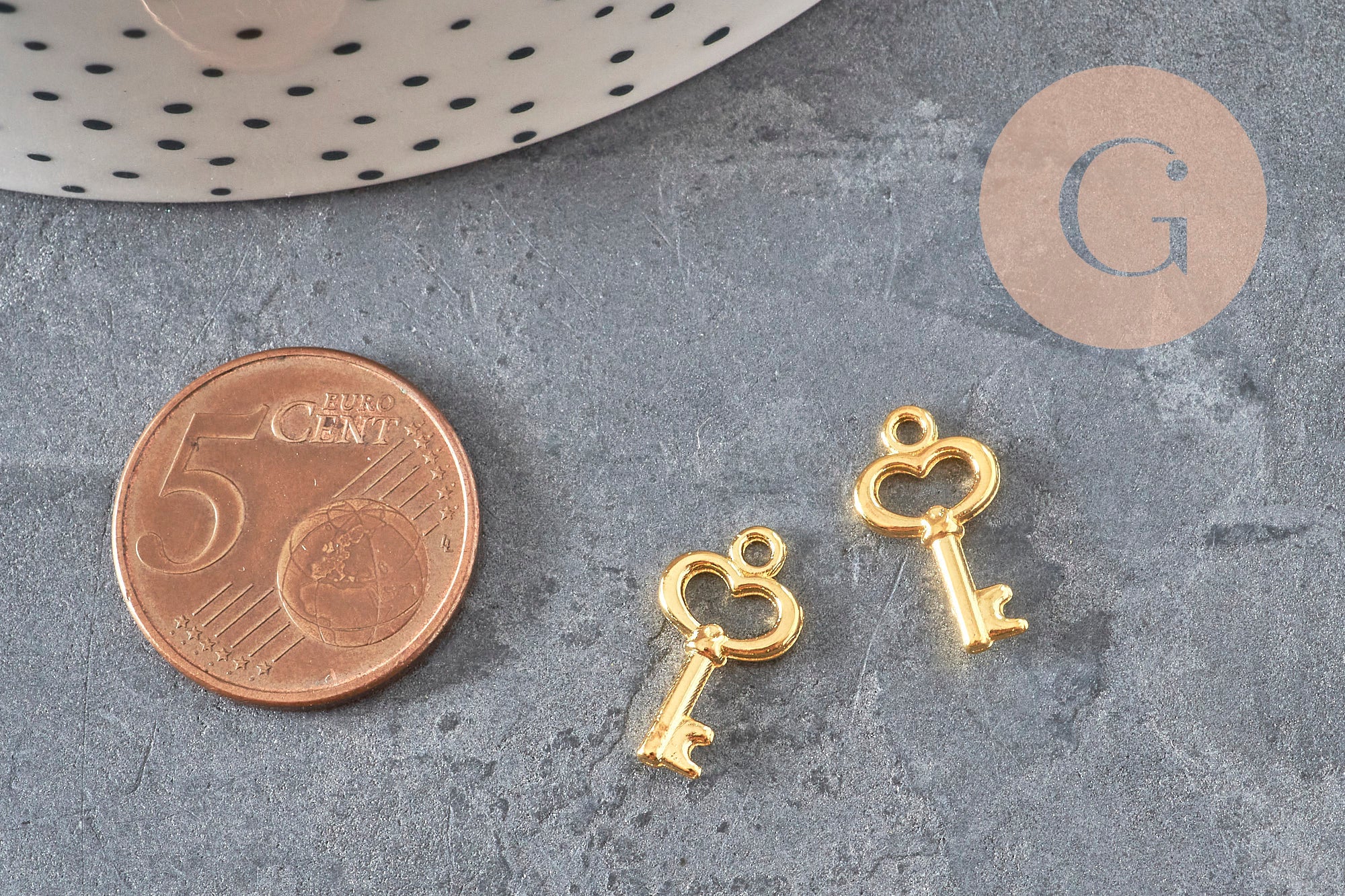 Gold zamac key charm 15.5mm, x10 (G11227)