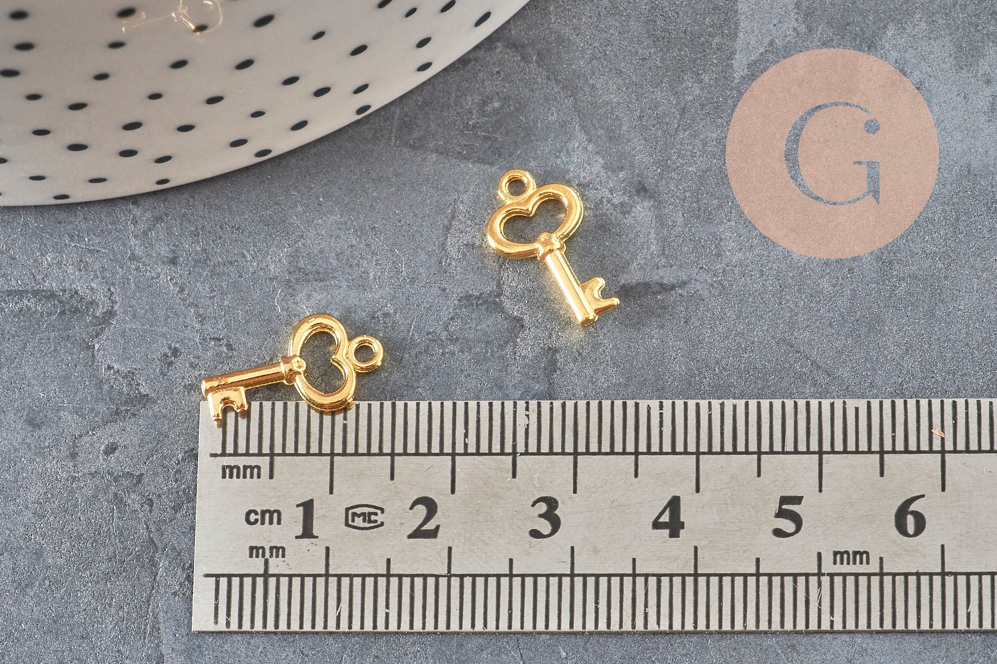 Gold zamac key charm 15.5mm, x10 (G11227)