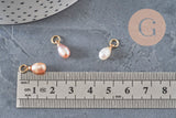 Breloques goutte en perle d'eau douce rose pêche et laiton doré de 11mm sur fond gris avec règle de mesure.