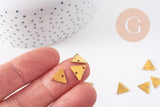 Breloque triangle 2 trous laiton brut 9mm, x10 (G10136)