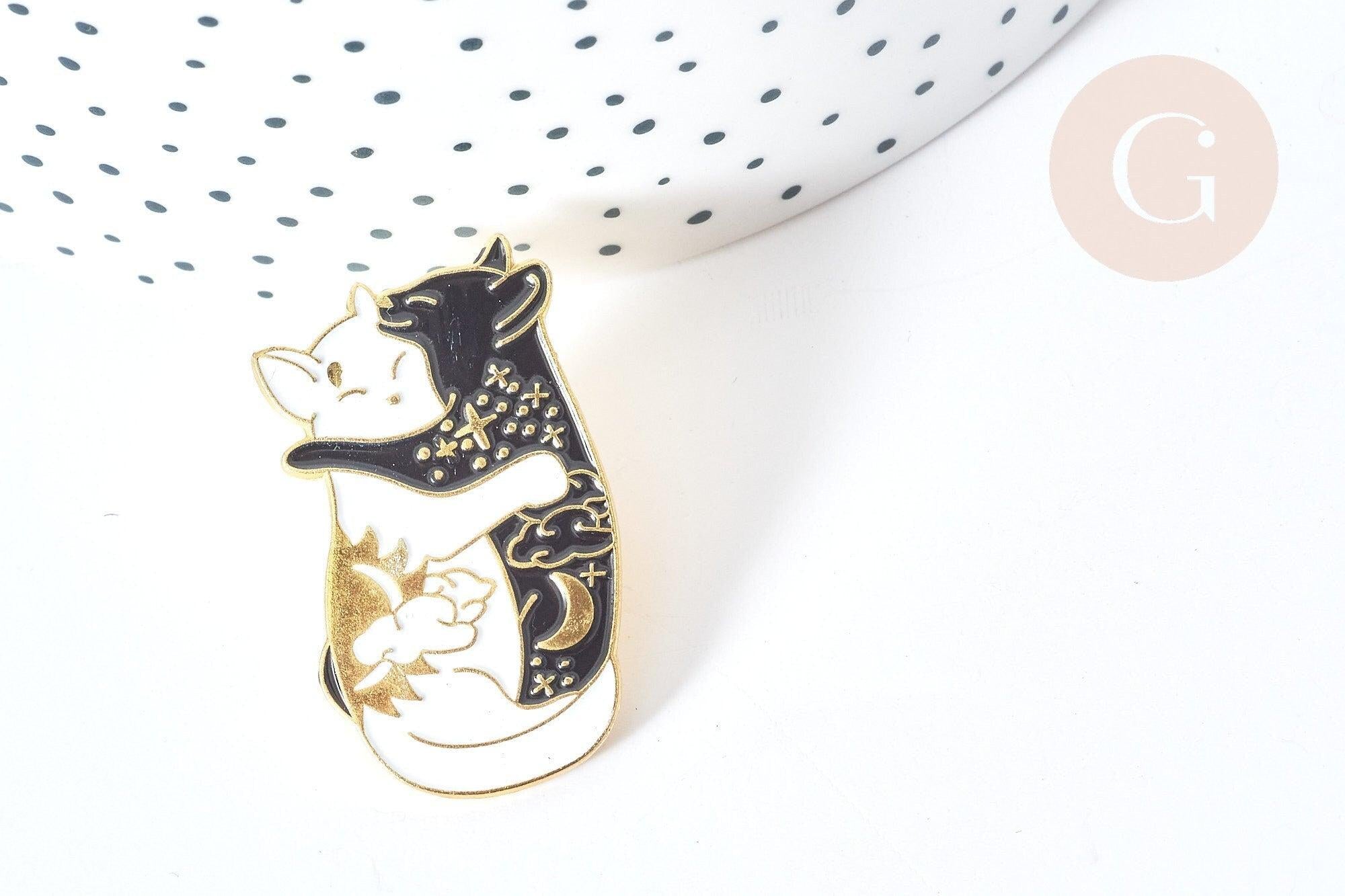 Broche Pin's Chat émail blanc et noir zamac doré 35x23mm, broche dorée, décoration veste, x1 G8082
