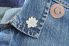 Broche pins Fleurs Lotus blanc zamac doré émail 25mm,broche dorée, décoration veste, x1 (G9744)