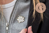 Broche pins Fleurs Lotus blanc zamac doré émail 25mm,broche dorée, décoration veste, x1 (G9744)