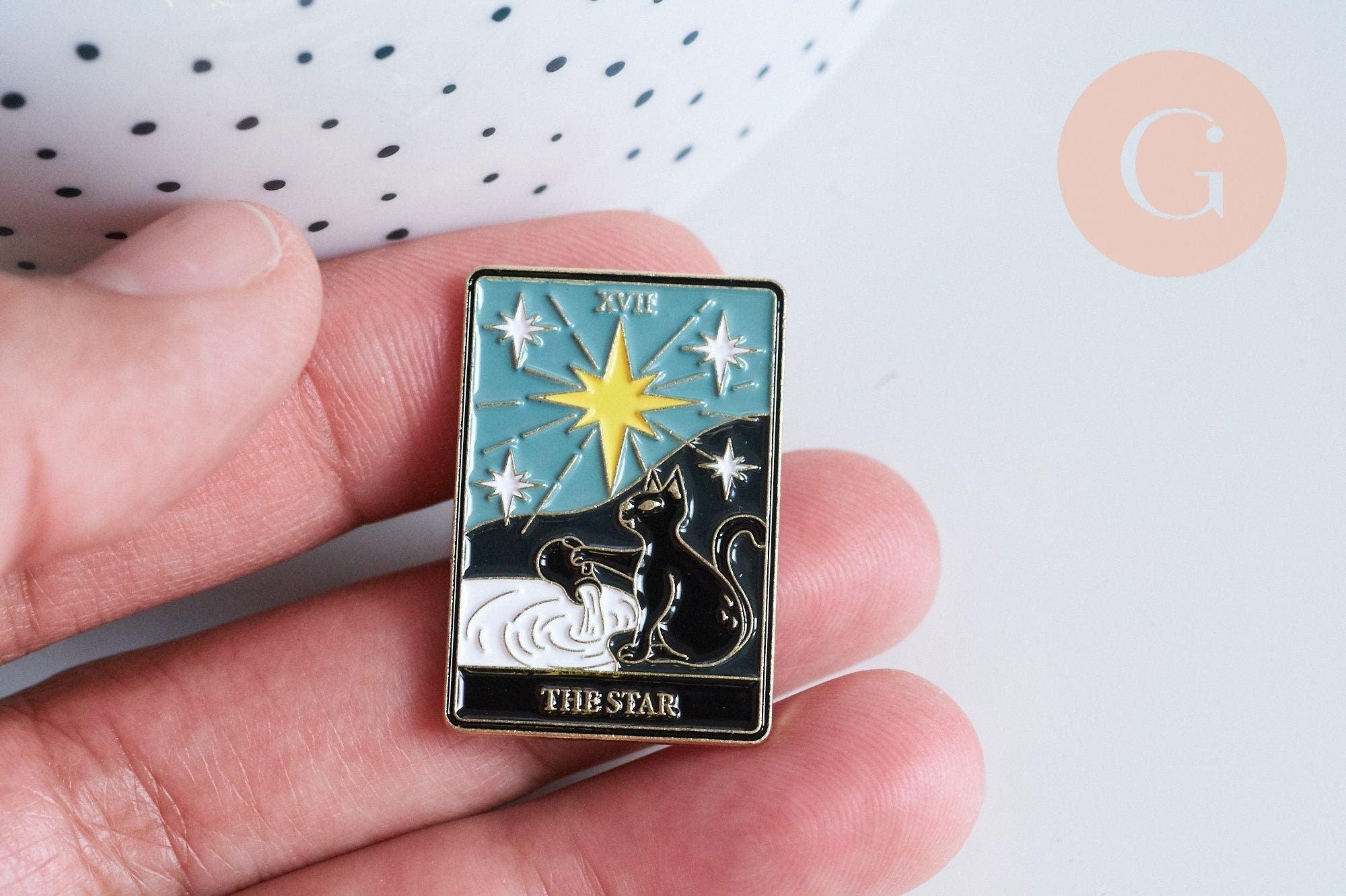 Broche pins carte tarot L'étoile mystique émail noir doré émail 30.5mm,décoration veste, x1 (G6715)