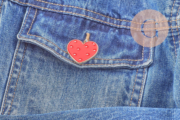 Broche pins coeur laiton doré émaillé rouge à pois 29mm, x1 (G5240)