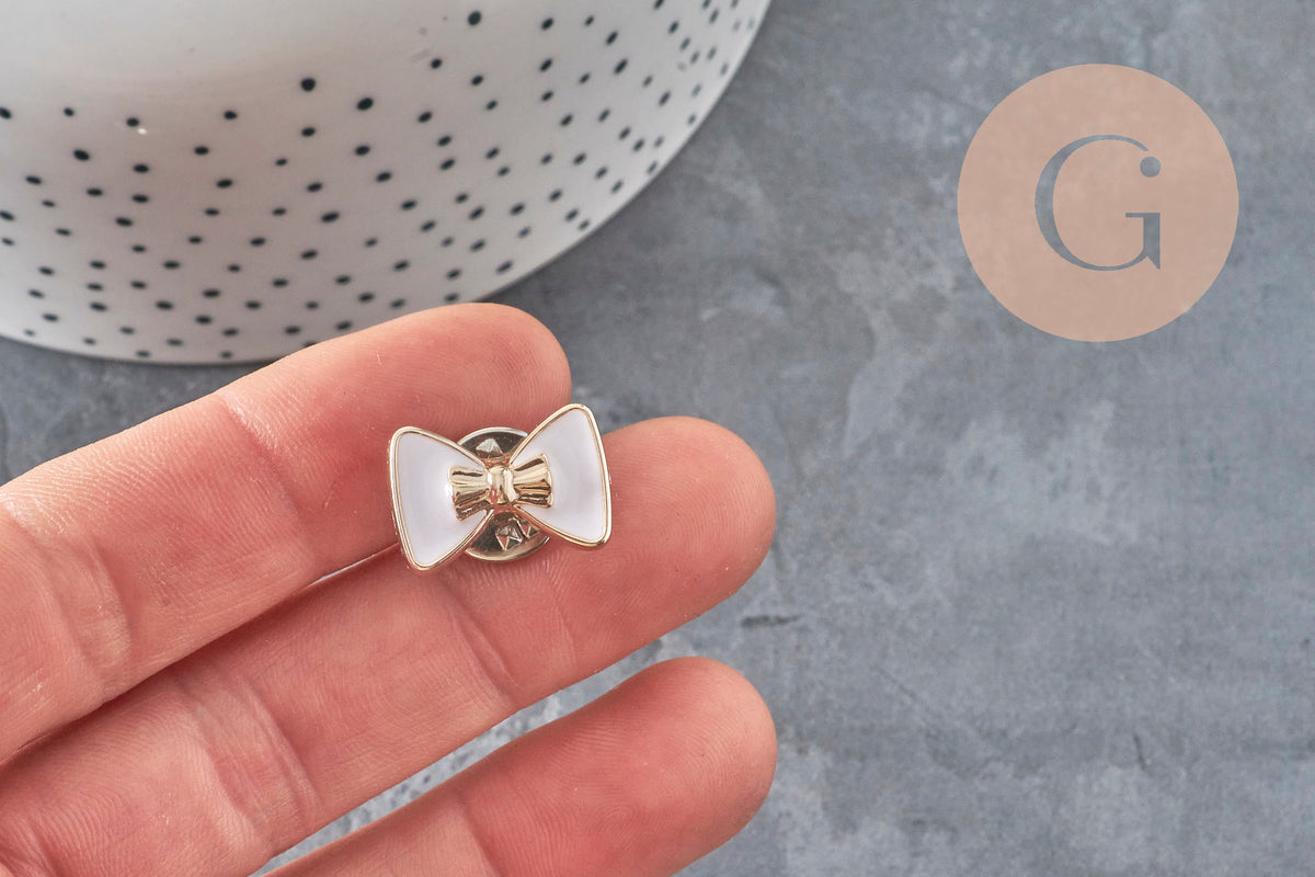 Broche pin's noeud blanc plastique & fer doré 18.5mm, x1 (G11331)