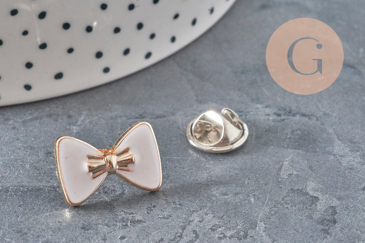 Broche pin's noeud blanc plastique & fer doré 18.5mm, x1 (G11331)