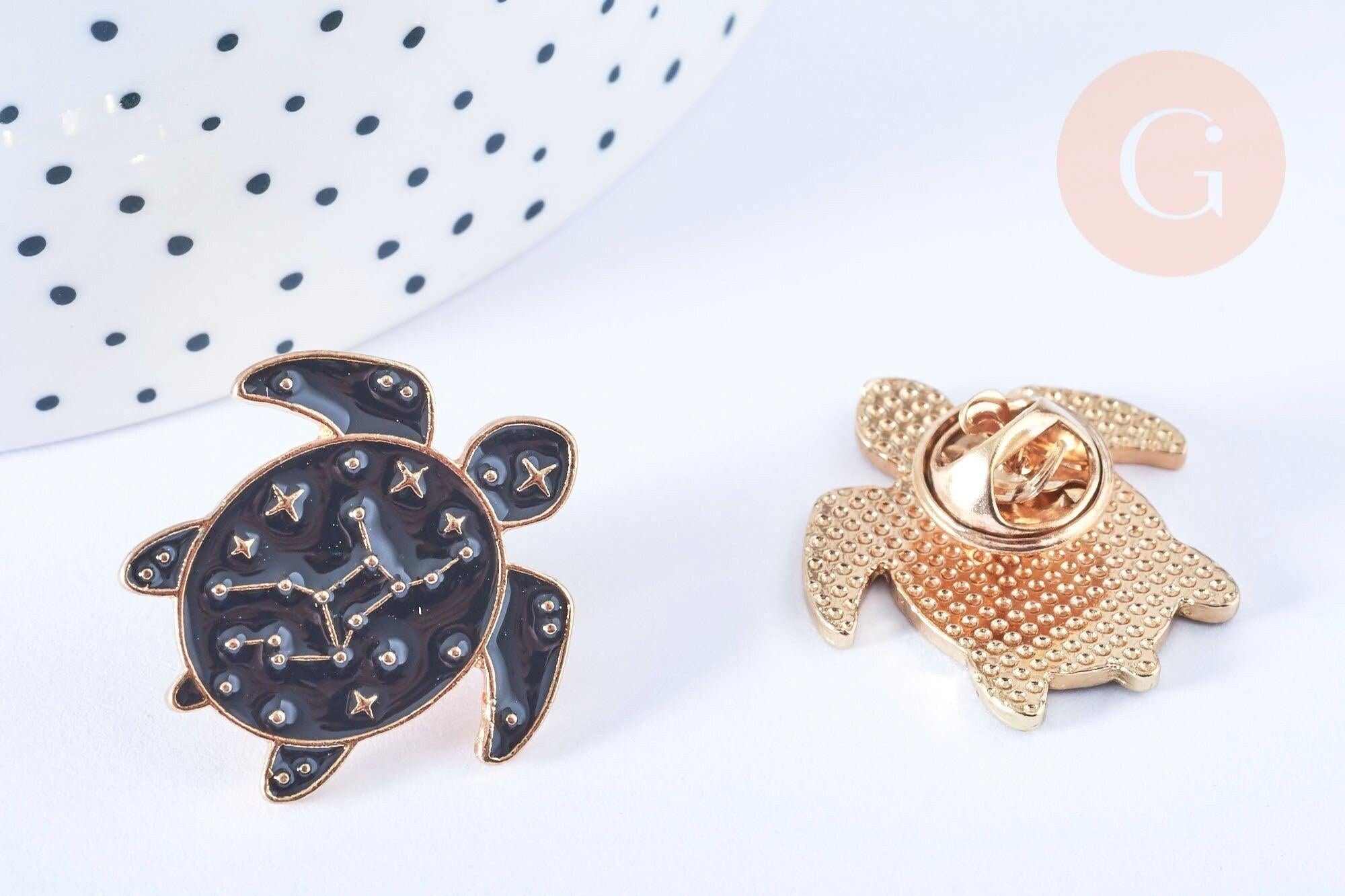 Broche pin's tortue de mer motif mystique noir doré émail 26.5mm, x1 (G6616)