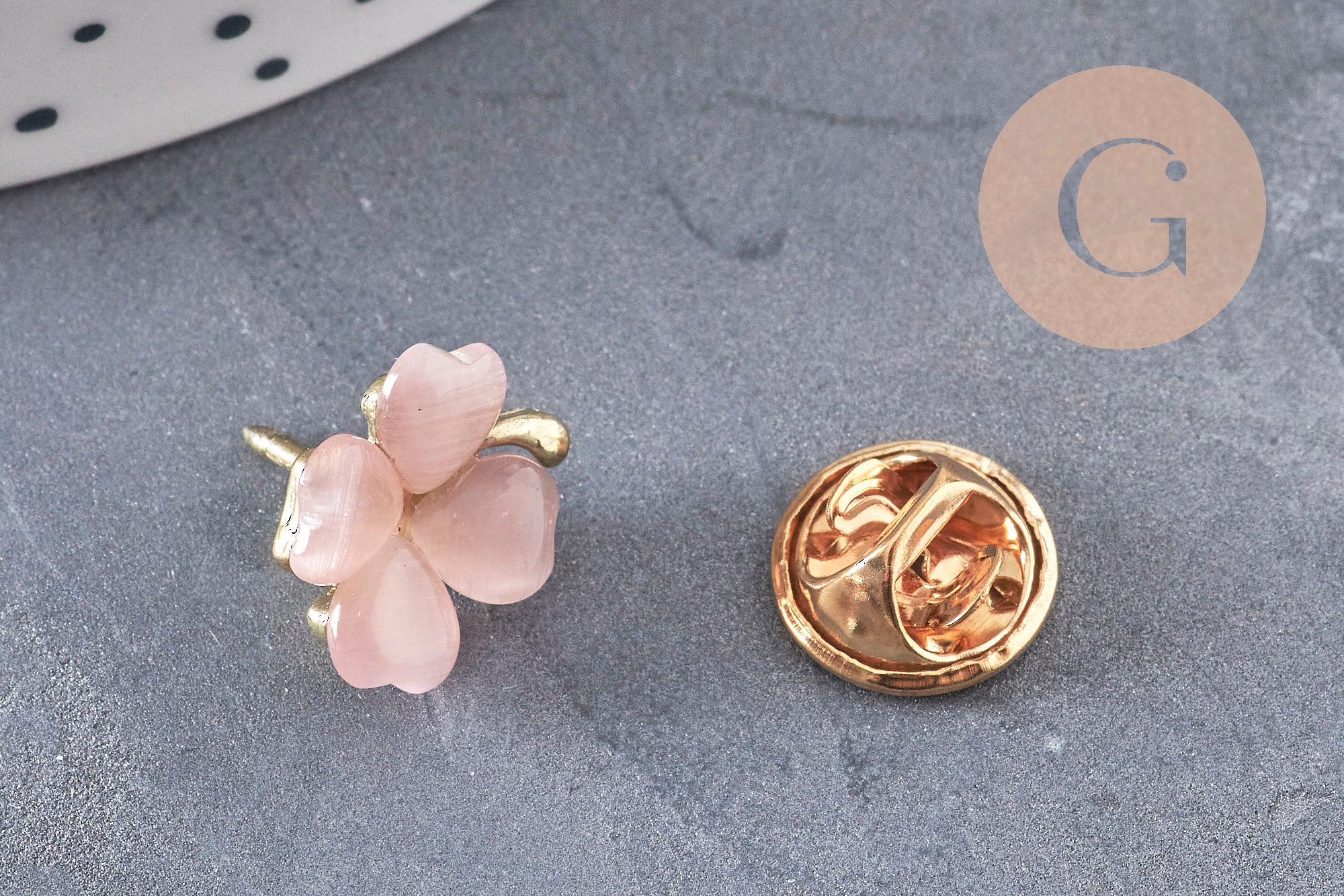 Broche trèfle à 4 feuilles zamac doré verre rose 13.5mm, x1 (G10991)
