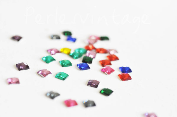 Cabochon carré strass multicolore plastique5mm, x 5 grammes (G1555)