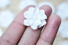 Cabochon fleur résine blanche nacrée 24mm, x2 (G4388)