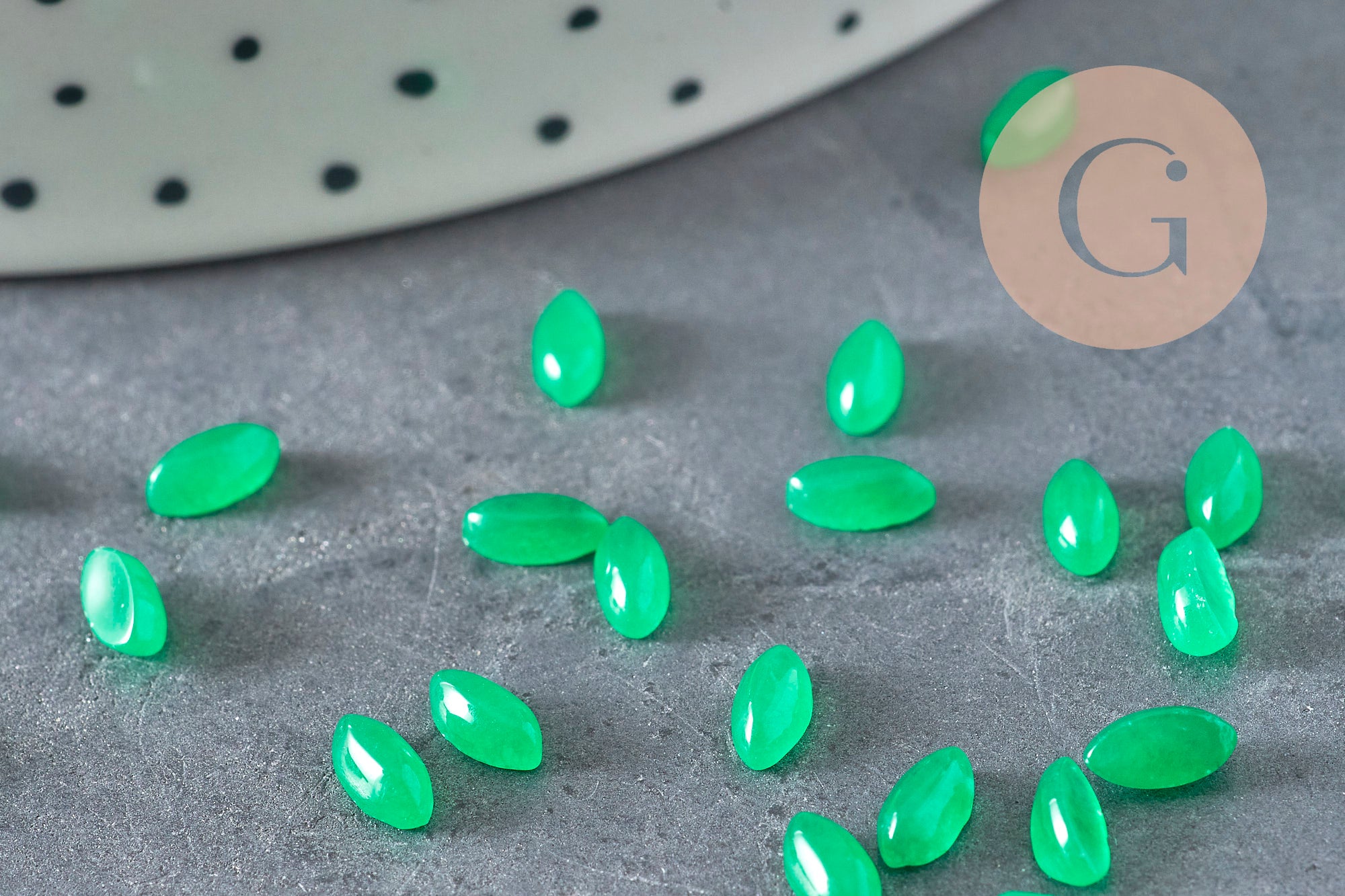 Natural green jade marquise navette cabochon 6x3mm, x1 (G11242)