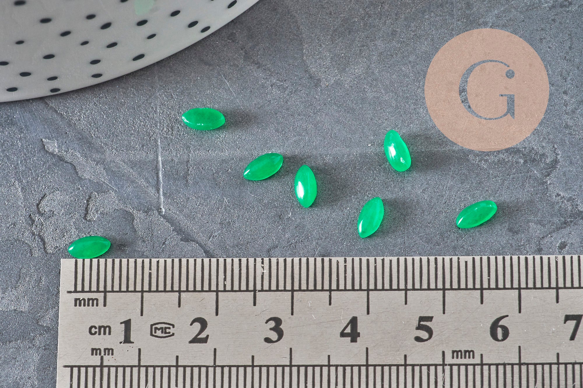 Natural green jade marquise navette cabochon 6x3mm, x1 (G11242)