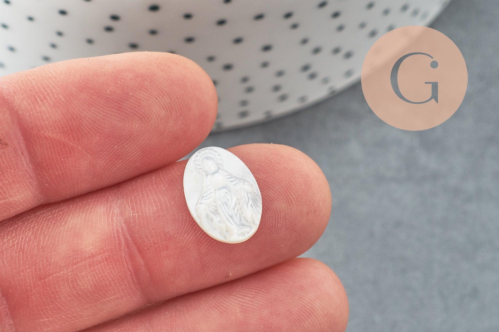 Cabochon ovale nacre blanche naturelle gravé Vierge Marie 14x10mm, x1 (G9625)