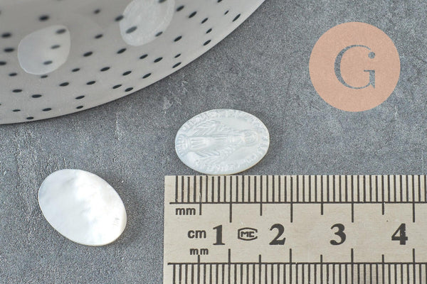 Cabochon ovale nacre blanche naturelle gravé Vierge Marie 16mm, x1 (G9624)
