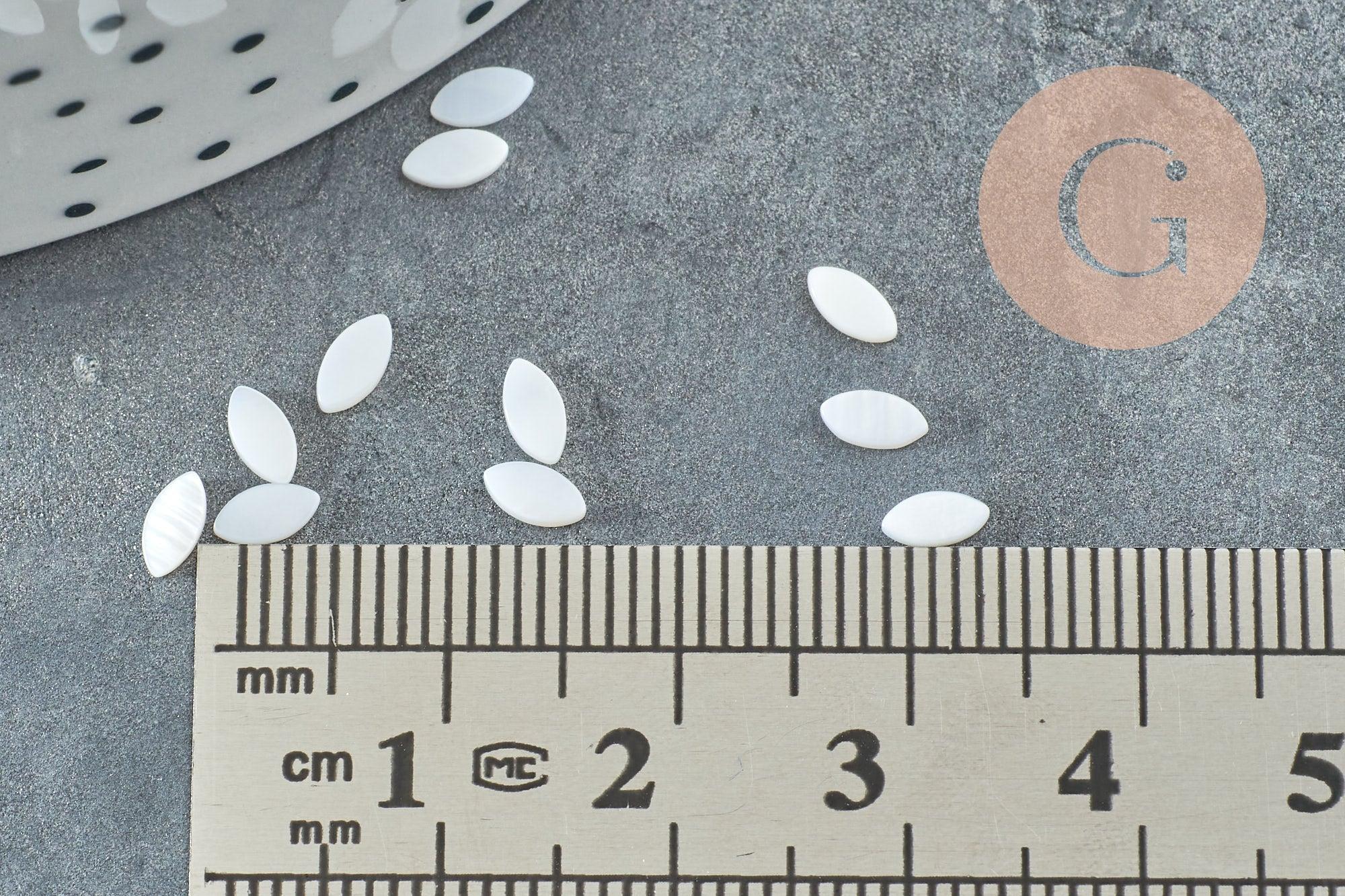 Cabochon ovale plat nacre blanche naturelle 5mm, x20 (0.4 gr) G6690