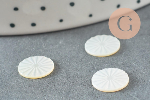 Cabochon rond gravé nacre blanche naturelle 10mm, x1 (G9628)