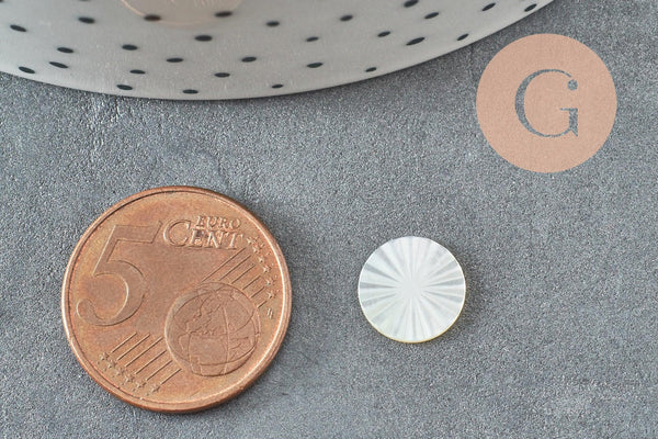 Cabochon rond gravé nacre blanche naturelle 10mm, x1 (G9628)