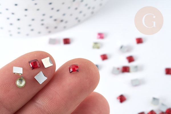 Cabochon strass plastique multicolore carré 4x4mm, x 5 grammes (G8338)