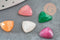 Cabochon triangle jade naturel facetté teinté multicolore 10mm, x1 G8685