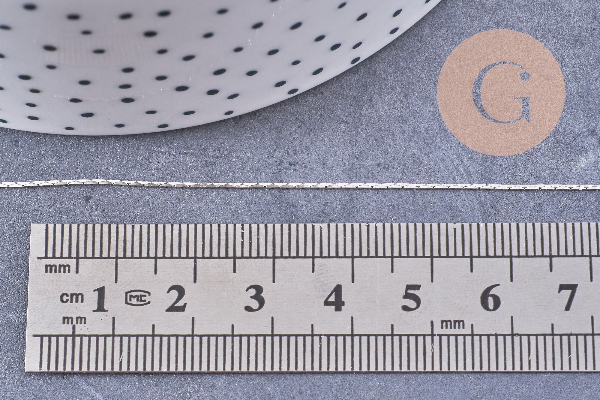 Chaine fine serpentine laiton platine 0.9 mm, x5 metres (G1409)